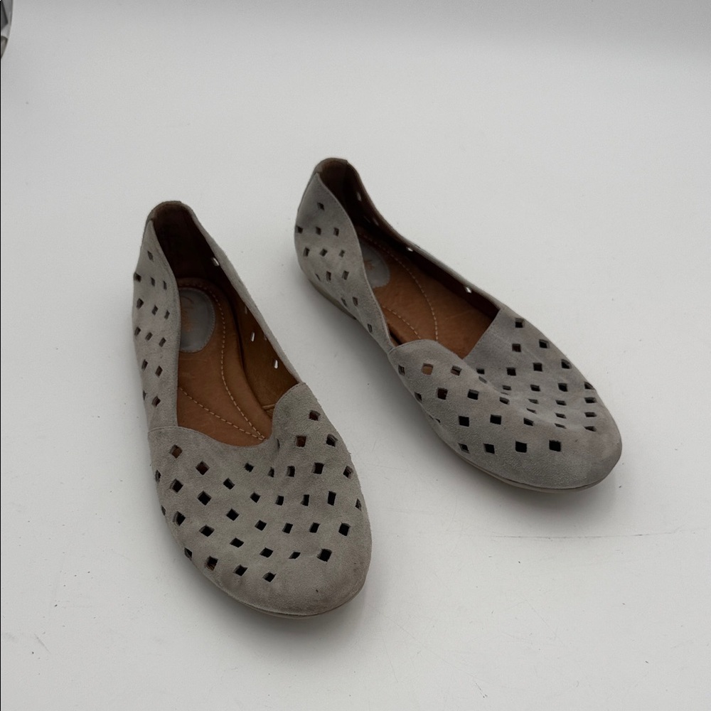 Clarks Light Gray Perforated Flats leather suede women 7.5 casual office Y2K